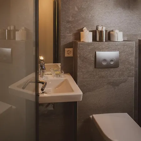 Backstage Serviced צרמט