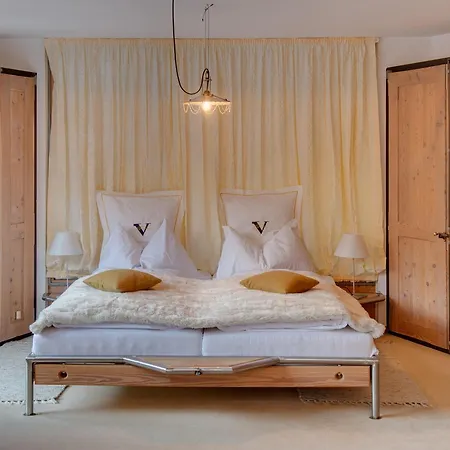 Backstage Serviced מלון