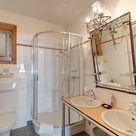 Backstage Serviced 4* צרמט