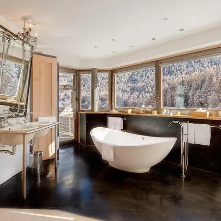 מלון Backstage Serviced