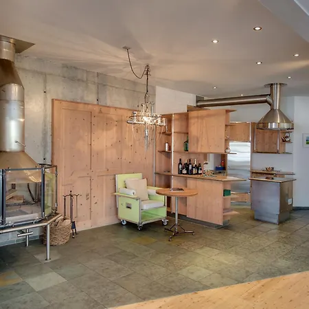 Backstage Serviced מלון