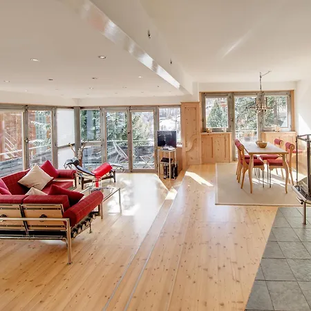 מלון Backstage Serviced 4*