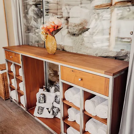 מלון Backstage Serviced 4*