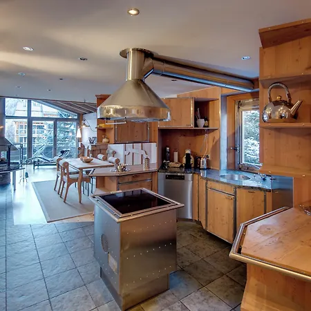 מלון Backstage Serviced