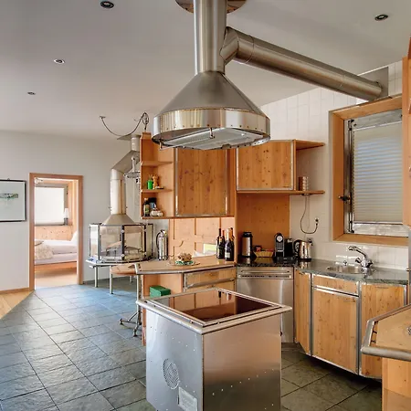 Backstage Serviced 4* צרמט