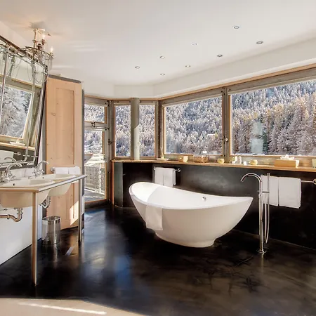 Backstage Serviced מלון